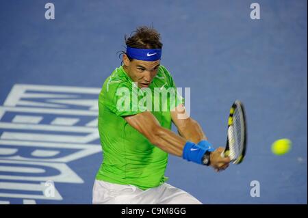 24 janvier 2012 - Melbourne, Victoria, Australie - Rafael Nadal (ESP) joue un revers contre Tomas Berdych (CZE) pendant un match de finale hommes sur jour 9 de l'Open d'Australie 2012 à Melbourne, Australie. (Crédit Image : © Sydney/faible/ZUMAPRESS.com) Southcreek Banque D'Images