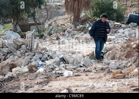 ANATA, TERRITOIRES PALESTINIENS OCCUPÉS - le 24 janvier : Salim Shawamreh marche parmi les décombres de sa maison, Beit Arabiya, qui a été utilisé comme un centre de la paix par le Comité israélien contre les démolitions de maisons et a été démoli pour la cinquième fois par les autorités israéliennes dans la nuit du 23 janvier. Banque D'Images