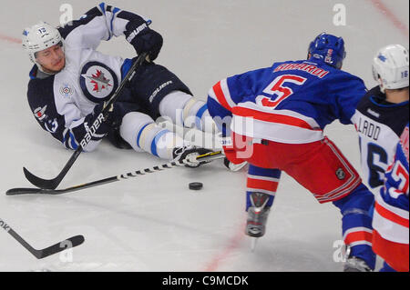 24 janvier 2012 - Newark, New Jersey, États-Unis - Winnipeg Jets center Kyle Wellwood (13) perd un bord et tombe au cours de première période d'action de la LNH entre les Jets de Winnipeg et les Rangers de New York au Madison Square Garden de New York, N.Y. Les Rangers mènent les Jets 1-0 pendant le premier entracte. (Crédit Banque D'Images