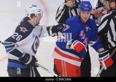 24 janvier 2012 - Newark, New Jersey, États-Unis - Winnipeg Jets aile droite Blake Wheeler (26) Rangers de New York lui enfonce l'aile gauche Brandon Dubinsky (17) au cours de la troisième période d'action de la LNH entre les Jets de Winnipeg et les Rangers de New York au Madison Square Garden de New York, N.Y. Les Rangers défait les Jets 3- Banque D'Images