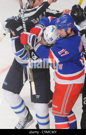 24 janvier 2012 - Newark, New Jersey, États-Unis - New York Rangers aile gauche Brandon Dubinsky (17), tire sur l'aile droite des Jets de Winnipeg Blake Wheeler (26) loin d'un point de presse au cours de la troisième période d'action de la LNH entre les Jets de Winnipeg et les Rangers de New York au Madison Square Garden de New York, N.Y. Les Rangers def Banque D'Images