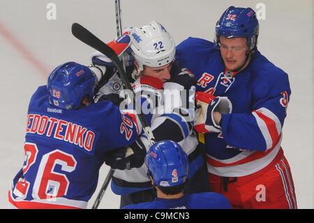 24 janvier 2012 - Newark, New Jersey, États-Unis - Winnipeg Jets aile droite Chris Thorburn (22) est poussé par les Rangers de New York Ruslan Fedotenko aile gauche (26) et le défenseur Anton Stralman (32) au cours de la troisième période d'action de la LNH entre les Jets de Winnipeg et les Rangers de New York au Madison Square Garden de New Banque D'Images