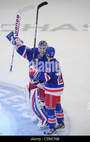 24 janvier 2012 - Newark, New Jersey, États-Unis - New York Rangers gardien Henrik Lundqvist (30) célèbre sa victoire par jeu blanc avec le centre Derek Stepan (21) au cours de la troisième période d'action de la LNH entre les Jets de Winnipeg et les Rangers de New York au Madison Square Garden de New York, N.Y. Le défait les Rangers Banque D'Images