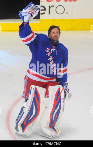 24 janvier 2012 - Newark, New Jersey, États-Unis - New York Rangers gardien Henrik Lundqvist (30) reconnaît fans quand il est annoncé comme la première étoile du match pour son rendement au cours de cette période, l'action de la LNH entre les Jets de Winnipeg et les Rangers de New York au Madison Square Garden de New York, N.Y. Le Banque D'Images