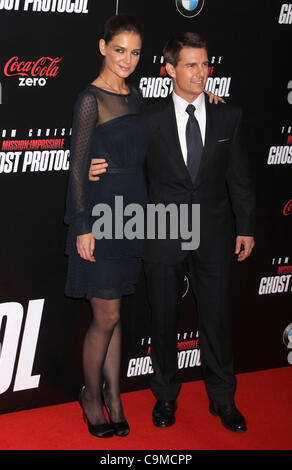 19 déc., 2011 - New York, NY, États-Unis - Katie Holmes avec Tom Cruise à la "Mission : Impossible - Ghost Protocol' U.S. premiere, qui a eu lieu à la Ziegfield. (Crédit Image : © Dan Herrick/ZUMAPRESS.com) Banque D'Images