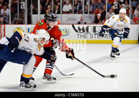 24 janvier 2012 - Chicago, Illinois, États-Unis - Chicago aile droite Patrick Kane (88) Patins à la rondelle derrière l'aile droite de Nashville Patric Hornqvist (27) au cours de la partie de la LNH entre les Blackhawks de Chicago et les Predators de Nashville au United Center de Chicago, IL. Les prédateurs a défait les Blackhawks de Chicago Banque D'Images