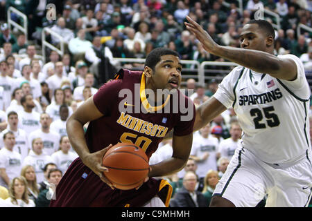 25 janvier 2012 - East Lansing, Michigan, UNITED STATES - Minnesota Golden Gophers de l'avant/centre Ralph Sampson III (50) disques durs au panier comme il est défendu par la Michigan State Spartans center Derrick Nix (25) au cours de la seconde période contre le Minnesota Gophers au Jack Breslin Étudiants Events Center Banque D'Images