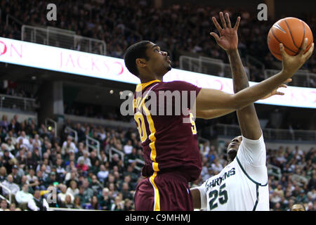 25 janvier 2012 - East Lansing, Michigan, UNITED STATES - Minnesota Golden Gophers de l'avant/centre Ralph Sampson III (50) disques durs au panier comme il est défendu par la Michigan State Spartans center Derrick Nix (25) au cours de la seconde période contre le Minnesota Gophers au Jack Breslin Étudiants Events Center Banque D'Images