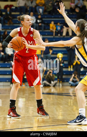 25 janvier 2012 - Toledo, Ohio, États-Unis - Miami (OH) Garde côtière canadienne Maggie Boyer (2) recherche d'un coéquipier durant la première demi-action de jeu. Le Toledo de fusées, de la Mid-American Conference West Division, a défait le Miami RedHawks, de la Division de l'Est MAC, 79-66 à Savage Arena à Toledo, Ohio. (Ima Crédit Banque D'Images