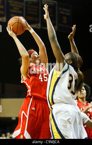 25 janvier 2012 - Toledo, Ohio, États-Unis - Miami (OH) Olowinski Avant Kirsten (45) shoots sur Tolède Yolanda Centre Richardson (33) durant la première demi-action de jeu. Le Toledo de fusées, de la Mid-American Conference West Division, a défait le Miami RedHawks, de la Division de l'Est MAC, 79-66 sont à Savage Banque D'Images