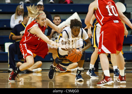 25 janvier 2012 - Toledo, Ohio, États-Unis - Toledo guard Andola Dortch (22) et Miami (OH) Garde côtière canadienne Hannah Robertson (32) Bataille pour le contrôle d'une balle lâche lors de la deuxième demi-action de jeu. Le Toledo de fusées, de la Mid-American Conference West Division, a défait le Miami RedHawks, de la Division de l'Est MAC, Banque D'Images