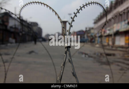 Une vue d'une rue déserte, à Srinagar, la capitale d'été du Cachemire indien le 26 janvier 2012. La Journée de la République marque la proclamation de l'Inde comme une république en 1950 -- trois ans après qu'il a obtenu son indépendance de l'autorité britannique. C'était un jour de la République pacifique au Jammu-et-Cachemire jeudi avec le ma Banque D'Images