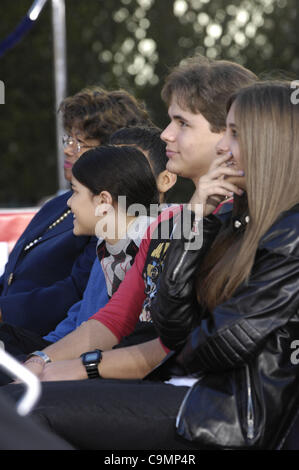 26 janvier 2012 - Hollywood, Californie, États-Unis - Katherine Jackson, Blanket Jackson, Prince Jackson et Paris Jackson lors d'une cérémonie en l'honneur du regretté Michael Jackson avec la main et empreintes de pas dans le ciment, tenue au Grauman's Chinese Theatre, le 26 janvier 2012, à Los Angeles.(Image Crédit : Â© Michel Banque D'Images