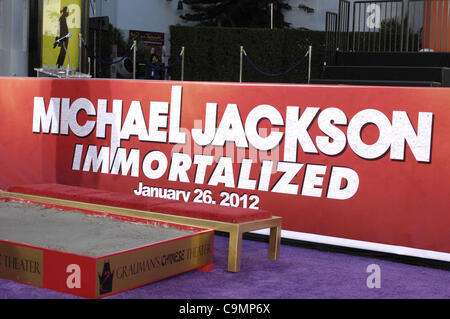 26 janvier 2012 - Hollywood, Californie, États-Unis - l'atmosphère au cours d'une cérémonie en l'honneur du regretté Michael Jackson avec la main et empreintes de pas dans le ciment, tenue au Grauman's Chinese Theatre, le 26 janvier 2012, à Los Angeles.(Image Crédit : Â© Michael Germana/Globe Photos/ZUMAPRESS.com) Banque D'Images