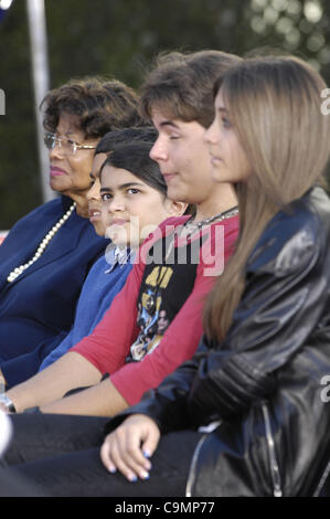 26 janvier 2012 - Hollywood, Californie, États-Unis - Katherine Jackson, Blanket Jackson, Prince Jackson et Paris Jackson lors d'une cérémonie en l'honneur du regretté Michael Jackson avec la main et empreintes de pas dans le ciment, tenue au Grauman's Chinese Theatre, le 26 janvier 2012, à Los Angeles.(Image Crédit : Â© Michel Banque D'Images