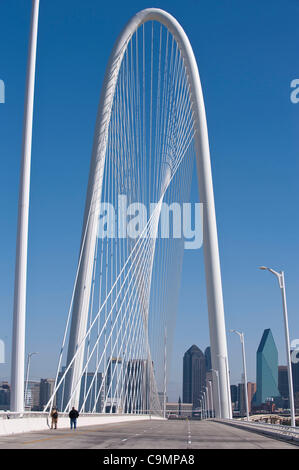 26 janvier 2012 - Dallas, Texas, États-Unis - l'arc de l'bientôt Margaret Hunt Hill Bridge qui relie le boulevard avec Singleton Woodall Rogers Freeway frames le Dallas skyline. L'établissement des coûts de passage de 40 étages 117 millions de dollars a été conçu par l'architecte espagnol Santiago Calavatra et n'est pa Banque D'Images