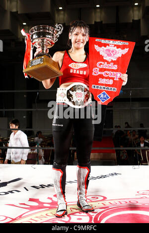 RENA, le 29 août 2010 - Shoot Boxing : RENA célèbre avec sa ceinture de champion et le trophée après avoir remporté le tournoi mondial de boxe Shoot 'Filles' S-cup 2010 match final à Grand Prince Hotel Akasaka de Tokyo, Japon. (Photo par Yoshifumi Nakahara/AFLO) Banque D'Images