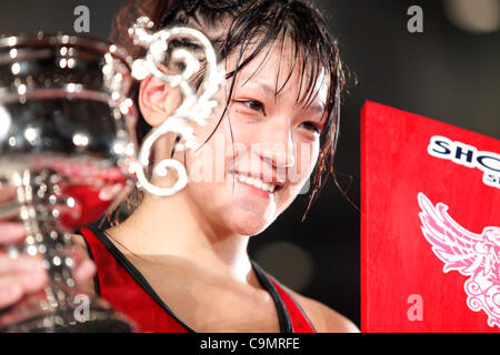 RENA, le 29 août 2010 - Shoot Boxing : RENA célèbre avec le trophée après avoir remporté le tournoi mondial de boxe Shoot 'Filles' S-cup 2010 match final à Grand Prince Hotel Akasaka de Tokyo, Japon. (Photo par Yoshifumi Nakahara/AFLO) Banque D'Images