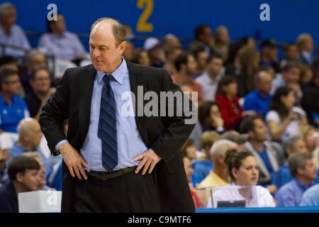 26 janvier 2012 - Los Angeles, Californie, États-Unis - entraîneur-chef de l'UCLA Bruins Ben Howland ressemble au large dans le dégoût, mais ce n'était pas mal du tout ce soir. L'UCLA Bruins mènent les Utah Utes 36-21 à la moitié. (Crédit Image : © Josh Chapelle/ZUMAPRESS.com)/Southcreek Banque D'Images