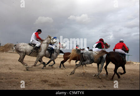 28 janv. 2012 - Jéricho, en Cisjordanie, territoire palestinien - jockeys palestiniens prennent part à une course de chevaux à un club équestre dans la ville cisjordanienne de Jéricho le 27 janvier 2012. Photo par Issam Rimawi (crédit Image : © Issam Rimawi Apaimages ZUMAPRESS.com)/Images/APA Banque D'Images