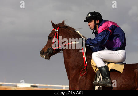 28 janv. 2012 - Jéricho, en Cisjordanie, territoire palestinien - jockeys palestiniens prennent part à une course de chevaux à un club équestre dans la ville cisjordanienne de Jéricho le 27 janvier 2012. Photo par Issam Rimawi (crédit Image : © Issam Rimawi Apaimages ZUMAPRESS.com)/Images/APA Banque D'Images