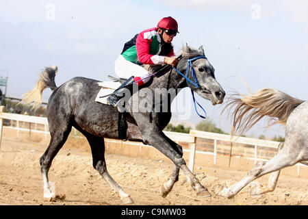 28 janv. 2012 - Jéricho, en Cisjordanie, territoire palestinien - jockeys palestiniens prennent part à une course de chevaux à un club équestre dans la ville cisjordanienne de Jéricho le 27 janvier 2012. Photo par Issam Rimawi (crédit Image : © Issam Rimawi Apaimages ZUMAPRESS.com)/Images/APA Banque D'Images