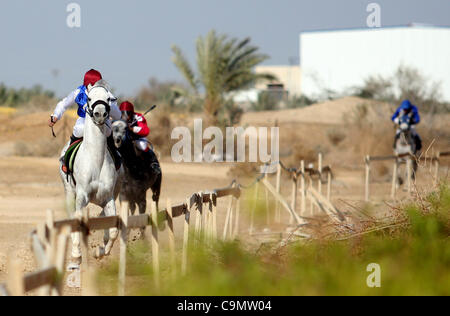 28 janv. 2012 - Jéricho, en Cisjordanie, territoire palestinien - jockeys palestiniens prennent part à une course de chevaux à un club équestre dans la ville cisjordanienne de Jéricho le 27 janvier 2012. Photo par Issam Rimawi (crédit Image : © Issam Rimawi Apaimages ZUMAPRESS.com)/Images/APA Banque D'Images