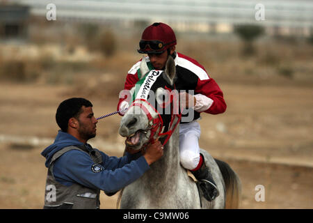 28 janv. 2012 - Jéricho, en Cisjordanie, territoire palestinien - jockeys palestiniens prennent part à une course de chevaux à un club équestre dans la ville cisjordanienne de Jéricho le 27 janvier 2012. Photo par Issam Rimawi (crédit Image : © Issam Rimawi Apaimages ZUMAPRESS.com)/Images/APA Banque D'Images