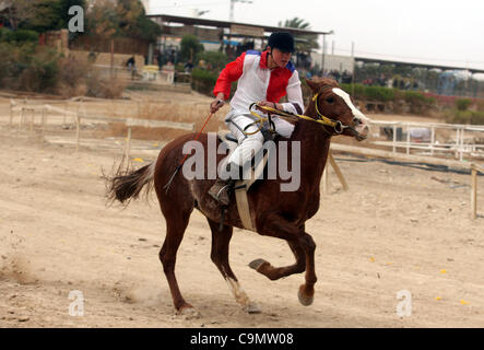 28 janv. 2012 - Jéricho, en Cisjordanie, territoire palestinien - jockeys palestiniens prennent part à une course de chevaux à un club équestre dans la ville cisjordanienne de Jéricho le 27 janvier 2012. Photo par Issam Rimawi (crédit Image : © Issam Rimawi Apaimages ZUMAPRESS.com)/Images/APA Banque D'Images