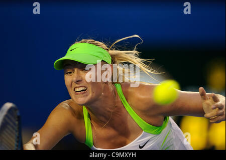 28 janv. 2012 - Melbourne, Victoria, Australie - Maria Sharapova (RUS) en action contre Victoria Azarenka (BLR) au cours de la finale des femmes match le jour 13 de l'Open d'Australie 2012 à Melbourne, Australie. (Crédit Image : © Sydney/faible/ZUMAPRESS.com) Southcreek Banque D'Images