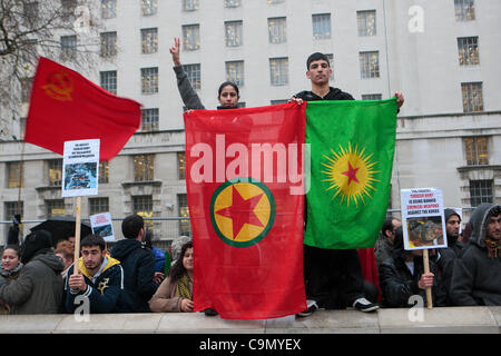 Les manifestants kurdes assemblés à l'extérieur de l'ambassade de Turquie à Belgrave Square à Londres, le vendredi après-midi, pour protester contre les meurtres en Turquie de ce qui est allégué étaient un groupe de passeurs, jeudi. La London manifestation devant les Ambassade de Turquie s'installa plus tard à Whitehall lorsqu'un groupe s'est f Banque D'Images