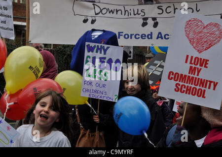 28/01/2012 Haringey, London UK. Les jeunes élèves prennent part à une manifestation contre les plans de l'école primaire en descente tour Tottenham dans une académie parrainée. Banque D'Images