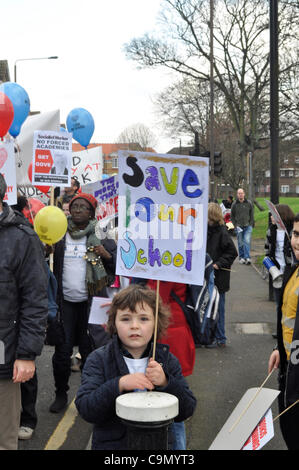 28/01/2012 Haringay, Londres UK. Un jeune enfant a pris part à une manifestation contre les plans de l'école primaire en descente tour Tottenham dans une académie parrainée. Sa main fait placard lit 'Save our school' Banque D'Images