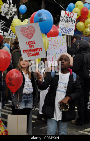 28/01/2012 Haringey, London UK. De jeunes étudiants de protester contre le projet de transformer l'école primaire en descente dans une académie de Tottenham parrainé. Banque D'Images