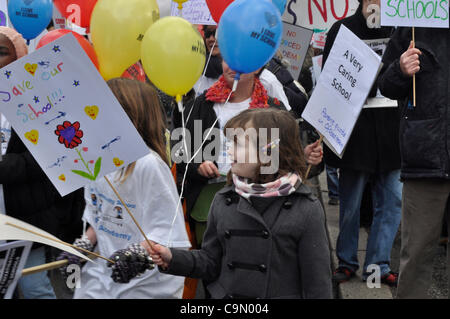 28/01/2012 Haringey, London UK. Une jeune étudiante avec une pancarte de protestation contre l'intention de transformer l'école primaire en descente dans une académie de Tottenham parrainé. Banque D'Images