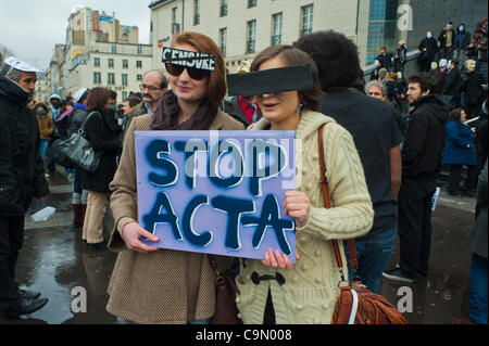 Manifestation anonyme contre la loi anti-piratage d'Internet, 'Stop ACTA' (Accord commercial anti-contrefaçon), un projet de loi qui menace la liberté d'Internet, Paris, France, manifestation des adolescents, france adolescents Banque D'Images