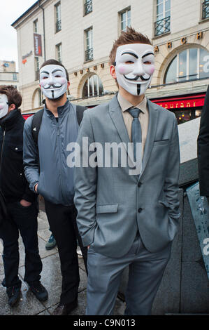 Manifestation anonyme contre la loi anti-piratage d'Internet, ACTA (accord commercial anti-contrefaçon), un projet de loi qui menace la liberté de l'Internet, Paris, France, portrait des hommes Wear Guy Fawkes Banque D'Images