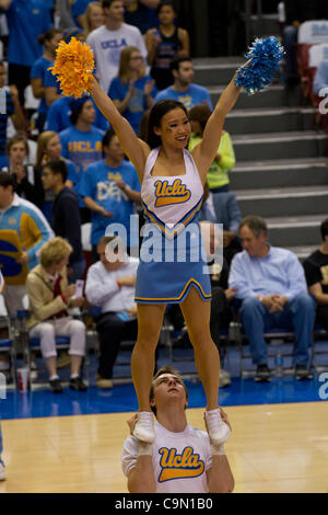 28 janvier, 2012 - Los Angeles, Californie, États-Unis - UCLA cheerleaders célébrer une victoire pour leur équipe. L'encontre de l'UCLA Bruins Colorado buffles 77-60 au Sports Arena de Los Angeles. (Crédit Image : © Josh Chapelle/ZUMAPRESS.com)/Southcreek Banque D'Images