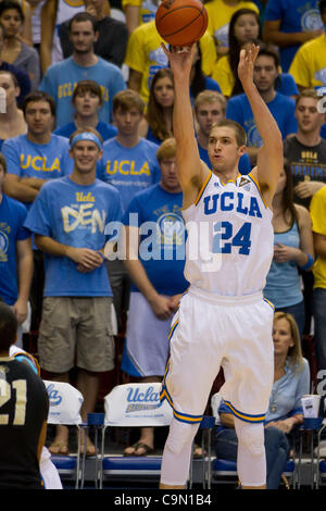 28 janvier, 2012 - Los Angeles, Californie, États-Unis - UCLA Bruins Travis Porter (24) prend un coup à l'extérieur. L'encontre de l'UCLA Bruins Colorado buffles 77-60 au Sports Arena de Los Angeles. (Crédit Image : © Josh Chapelle/ZUMAPRESS.com)/Southcreek Banque D'Images