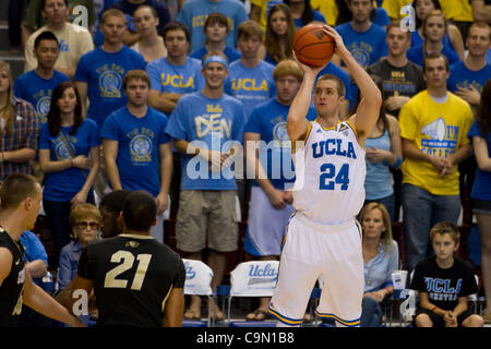 28 janvier, 2012 - Los Angeles, Californie, États-Unis - UCLA Bruins Travis Porter (24) prend un coup à l'extérieur. L'encontre de l'UCLA Bruins Colorado buffles 77-60 au Sports Arena de Los Angeles. (Crédit Image : © Josh Chapelle/ZUMAPRESS.com)/Southcreek Banque D'Images