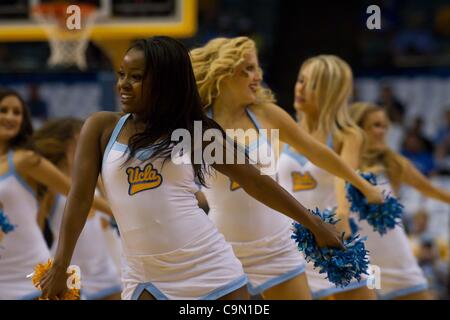 28 janvier, 2012 - Los Angeles, Californie, États-Unis - UCLA Bruins cheerleaders applaudi leur équipe à une victoire aujourd'hui. L'encontre de l'UCLA Bruins Colorado buffles 77-60 au Sports Arena de Los Angeles. (Crédit Image : © Josh Chapelle/ZUMAPRESS.com)/Southcreek Banque D'Images