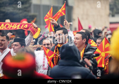 SKOPJE, Macédoine 28/01/2012. Kire Lazarov, le meilleur joueur de handball de la Macédoine parmi les fans. La représentation de handball macédonienne revient en Macédoine après la réalisation de la 5ème place au championnat 2012 EHF EURO en Serbie. L'équipe est accueillie par des milliers de personnes sur la place principale de Skopje Banque D'Images