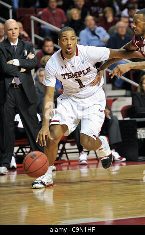 28 janv. 2012 - Philadelphie, Pennsylvanie, États-Unis d'Amérique - Temple Owls guard Khalif Wyatt # 1 disques durs pour le panier dans un jeu de basket-ball de NCAA entre le Saint-joseph d'Hawks et Temple Owls hiboux joué au Liacouras Center de Philadelphie. Joseph's beat Temple 78-60. (Crédit Image : © Banque D'Images