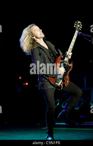 27 janvier 2012 - Temecula, CA, US - groupe de rock classique Styx joué devant une foule à guichets fermés au Pechanga Resort and Casino à Temecula le 27 janvier 2012. Sur la photo : Tommy Shaw. (Crédit Image : © Daniel Knighton/ZUMAPRESS.com) Banque D'Images