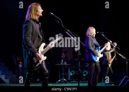 27 janvier 2012 - Temecula, CA, US - groupe de rock classique Styx joué devant une foule à guichets fermés au Pechanga Resort and Casino à Temecula le 27 janvier 2012. Sur la photo de gauche à droite : Ricky Phillips, James ''JY'' Les jeunes, Tommy Shaw. (Crédit Image : © Daniel Knighton/ZUMAPRESS.com) Banque D'Images