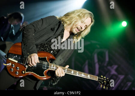 27 janvier 2012 - Temecula, CA, US - groupe de rock classique Styx joué devant une foule à guichets fermés au Pechanga Resort and Casino à Temecula le 27 janvier 2012. Sur la photo : Tommy Shaw. (Crédit Image : © Daniel Knighton/ZUMAPRESS.com) Banque D'Images