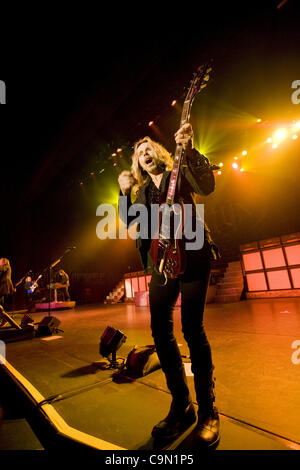 27 janvier 2012 - Temecula, CA, US - groupe de rock classique Styx joué devant une foule à guichets fermés au Pechanga Resort and Casino à Temecula le 27 janvier 2012. Sur la photo : Tommy Shaw. (Crédit Image : © Daniel Knighton/ZUMAPRESS.com) Banque D'Images