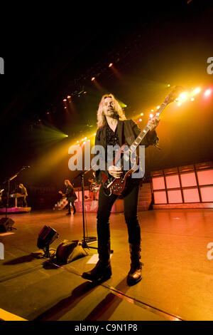 27 janvier 2012 - Temecula, CA, US - groupe de rock classique Styx joué devant une foule à guichets fermés au Pechanga Resort and Casino à Temecula le 27 janvier 2012. Sur la photo : Tommy Shaw. (Crédit Image : © Daniel Knighton/ZUMAPRESS.com) Banque D'Images