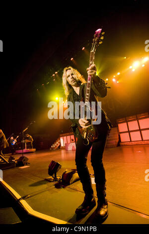 27 janvier 2012 - Temecula, CA, US - groupe de rock classique Styx joué devant une foule à guichets fermés au Pechanga Resort and Casino à Temecula le 27 janvier 2012. Sur la photo : Tommy Shaw. (Crédit Image : © Daniel Knighton/ZUMAPRESS.com) Banque D'Images