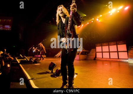 27 janvier 2012 - Temecula, CA, US - groupe de rock classique Styx joué devant une foule à guichets fermés au Pechanga Resort and Casino à Temecula le 27 janvier 2012. Sur la photo : Tommy Shaw. (Crédit Image : © Daniel Knighton/ZUMAPRESS.com) Banque D'Images